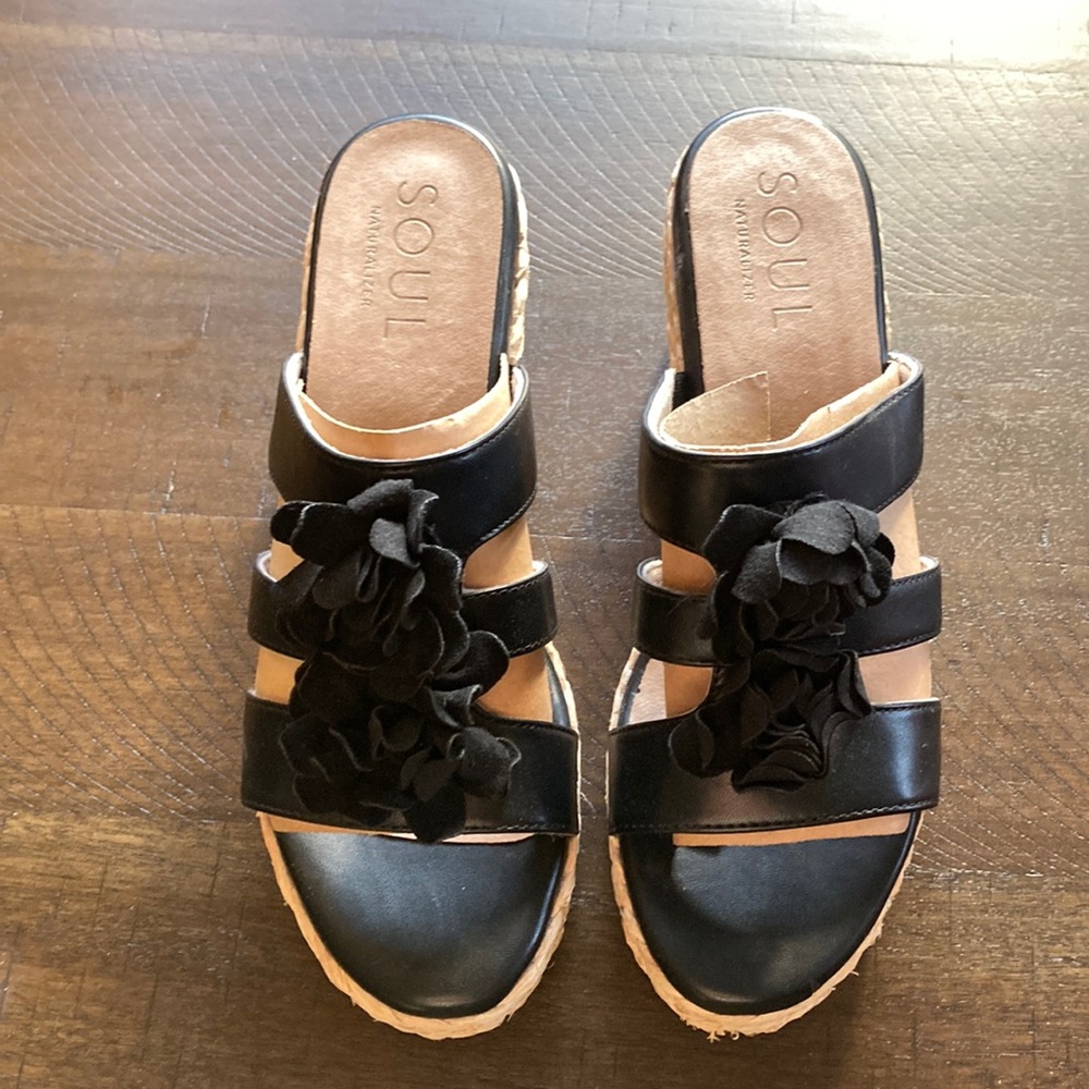 Naturalizer Oodles wedge with flower detail. Size 10 black never worn. NWOB